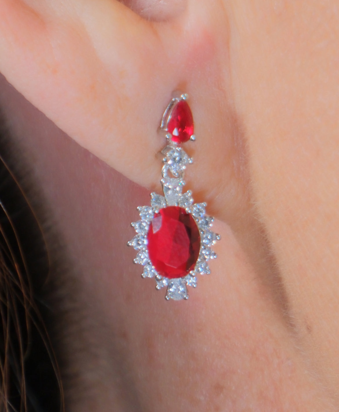Long earrings with ruby-colored rosettes