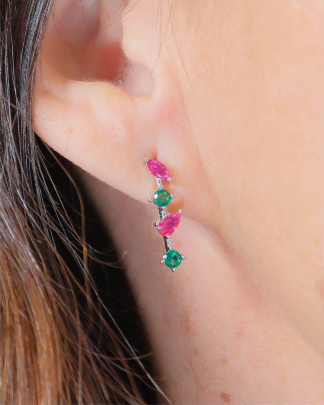 Pendientes largos con circonitas color esmeralda y rubi