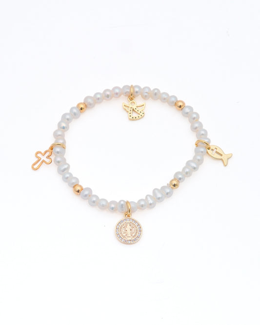 Pulsera en perlas con 4 colgantes en plata baño de oro