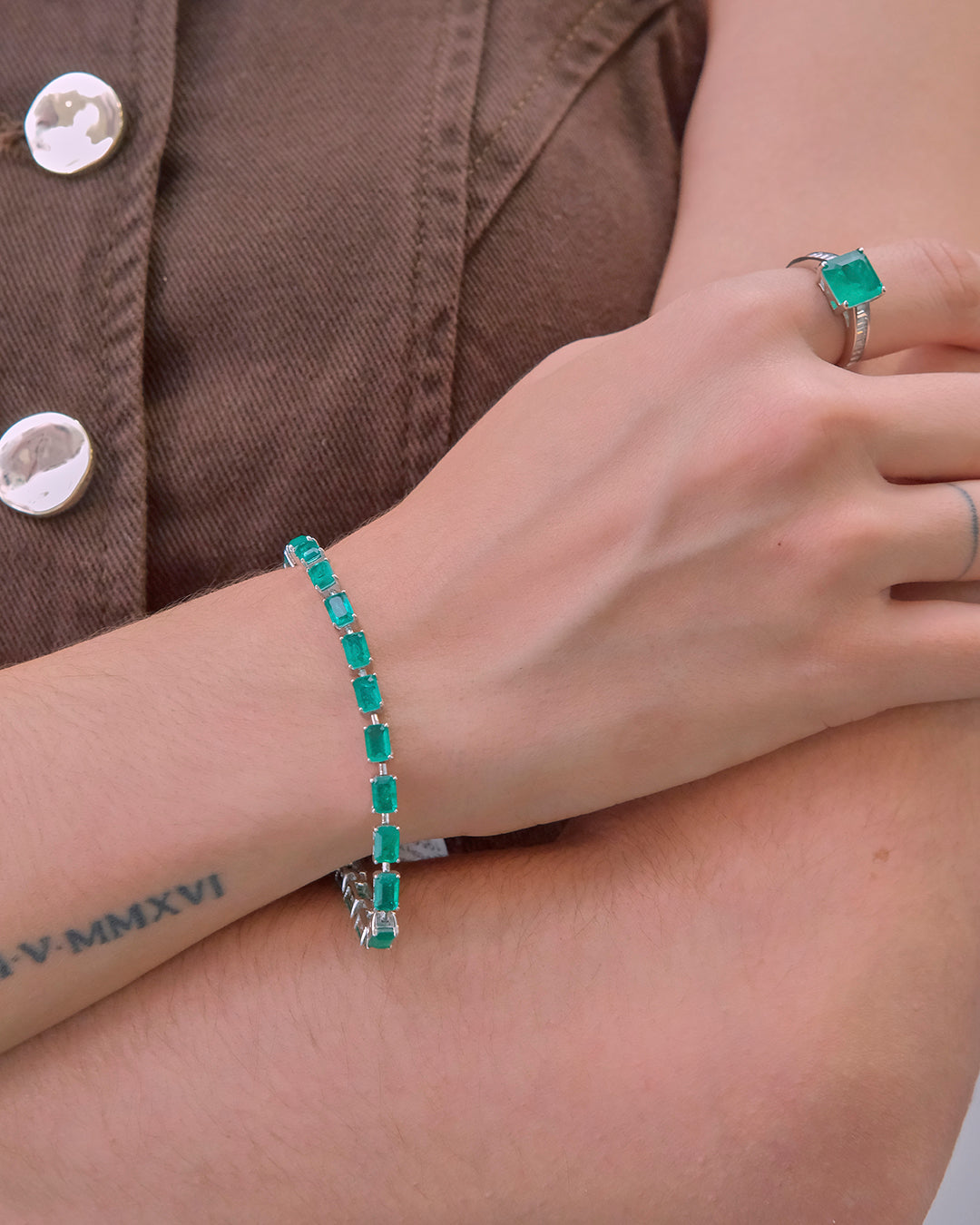 Pulsera en plata con circonitas color y talla esmeralda
