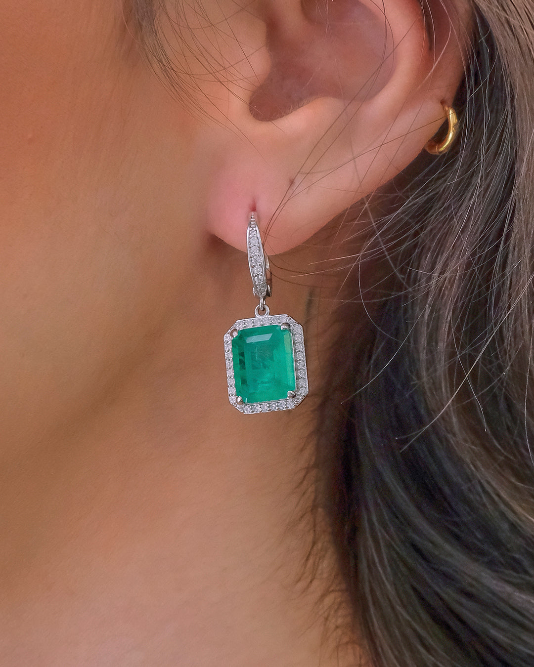 Pendientes largos con central en color esmeralda