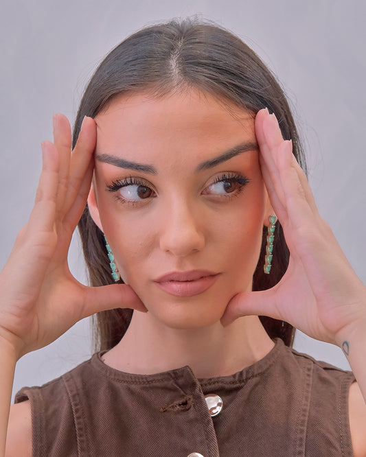 Pendientes largos en plata con 6 circonitas color esmeralda