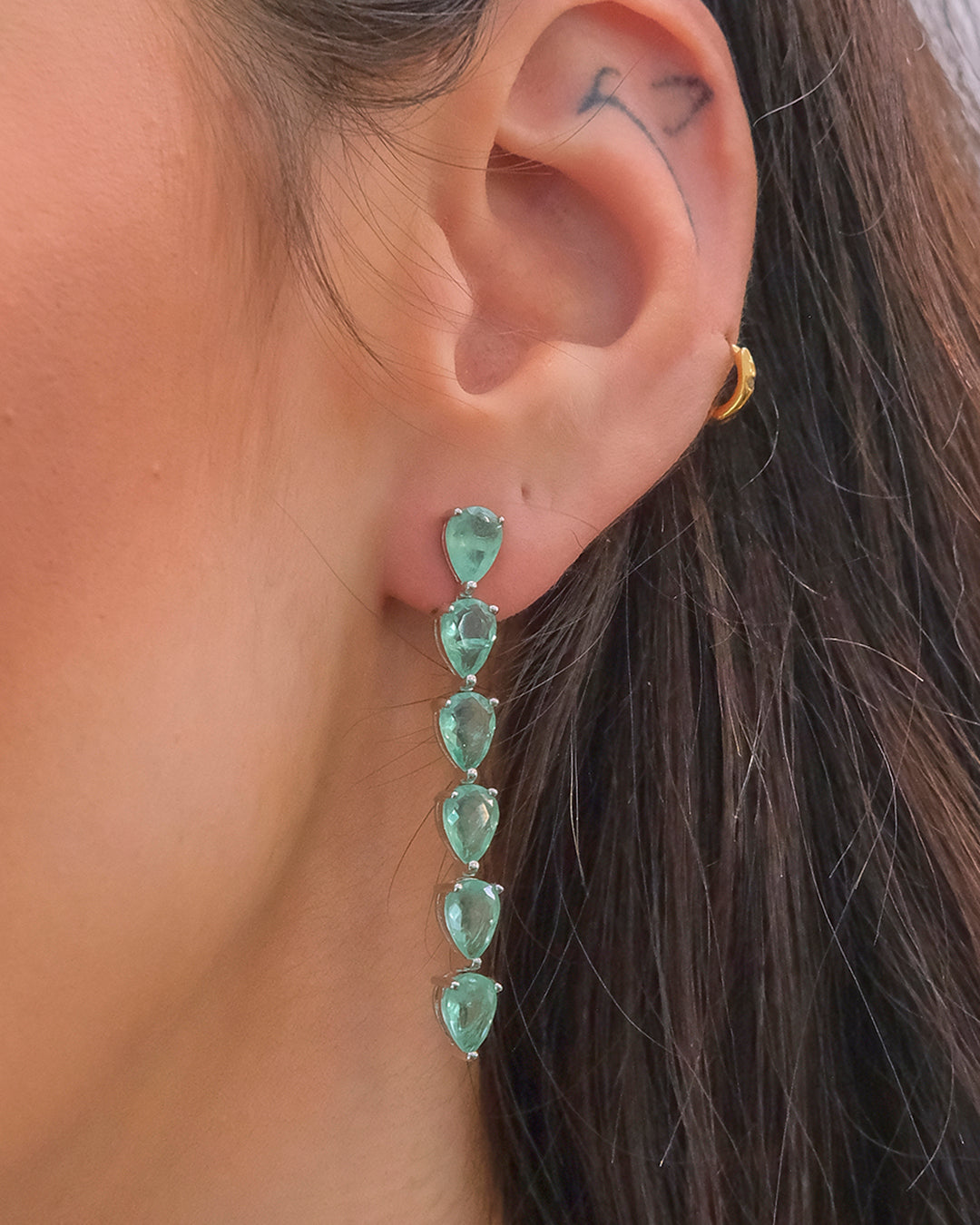 Pendientes largos en plata con 6 circonitas color esmeralda