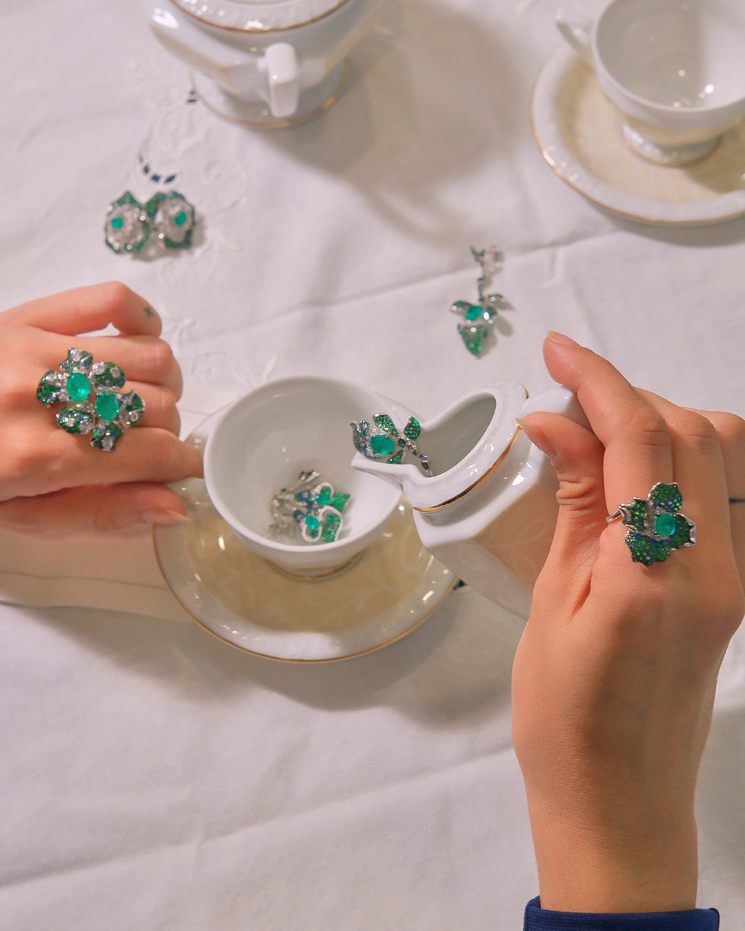 Anillo flor en plata con circonitas de colores