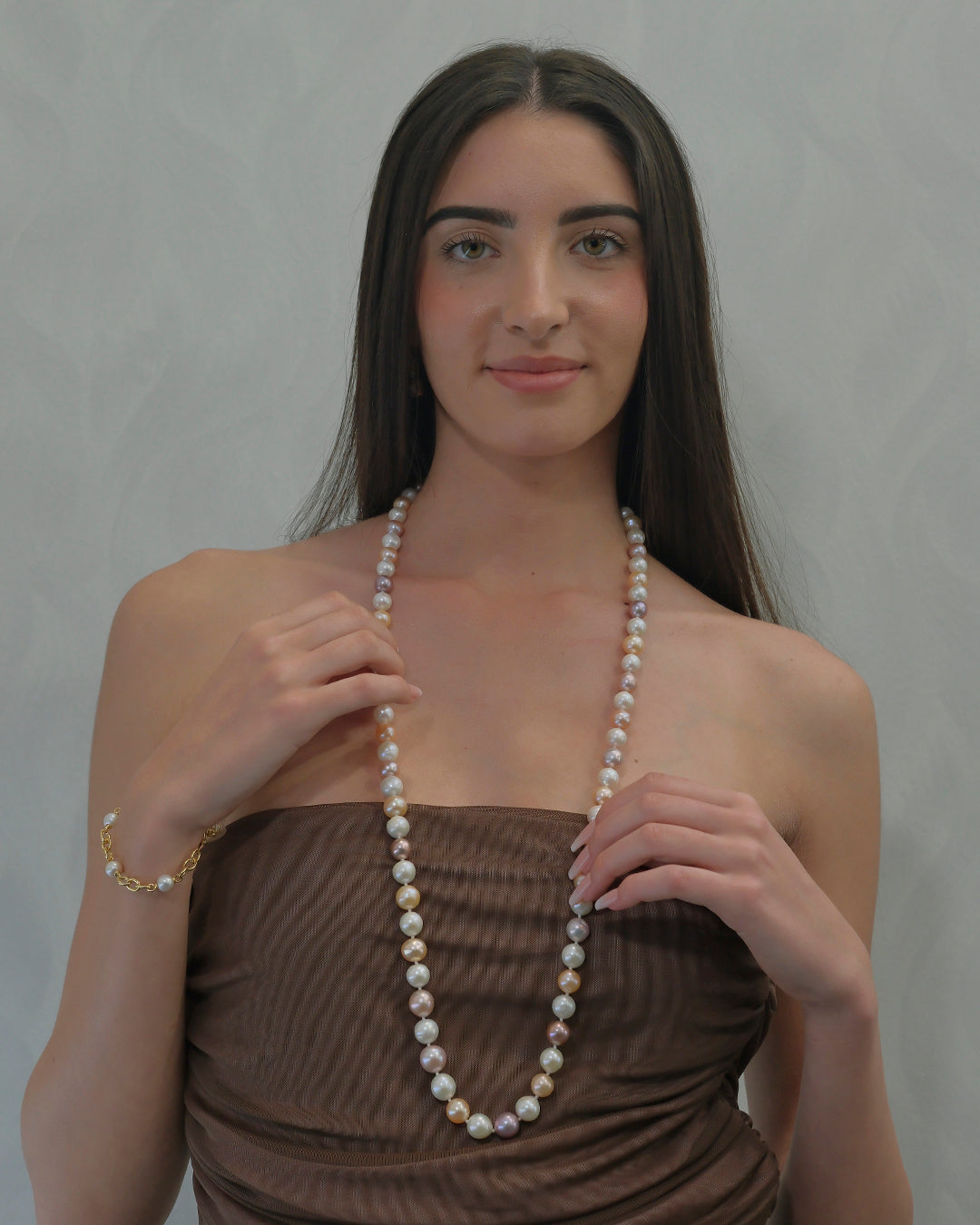 Graduated cultured pearl necklace with silver clasp