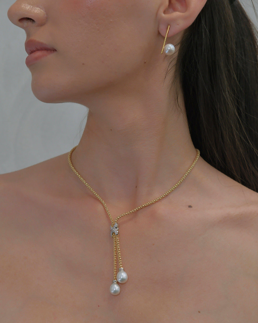 Double mesh choker with 2 dangling cultured pearls