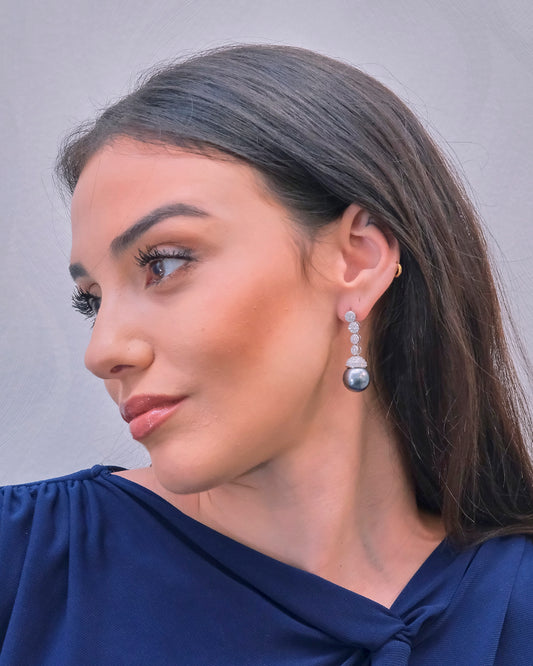 Pendientes en plata largos con perlas grises