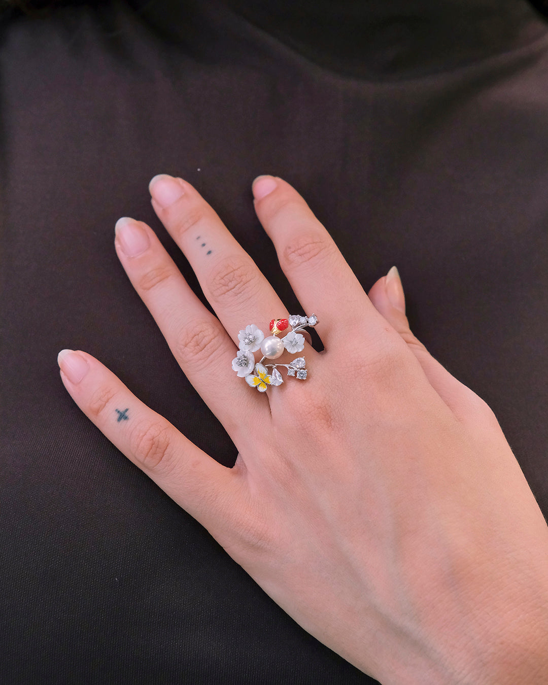 Anillo con perla y flores en nácar con mariposa y mariquita