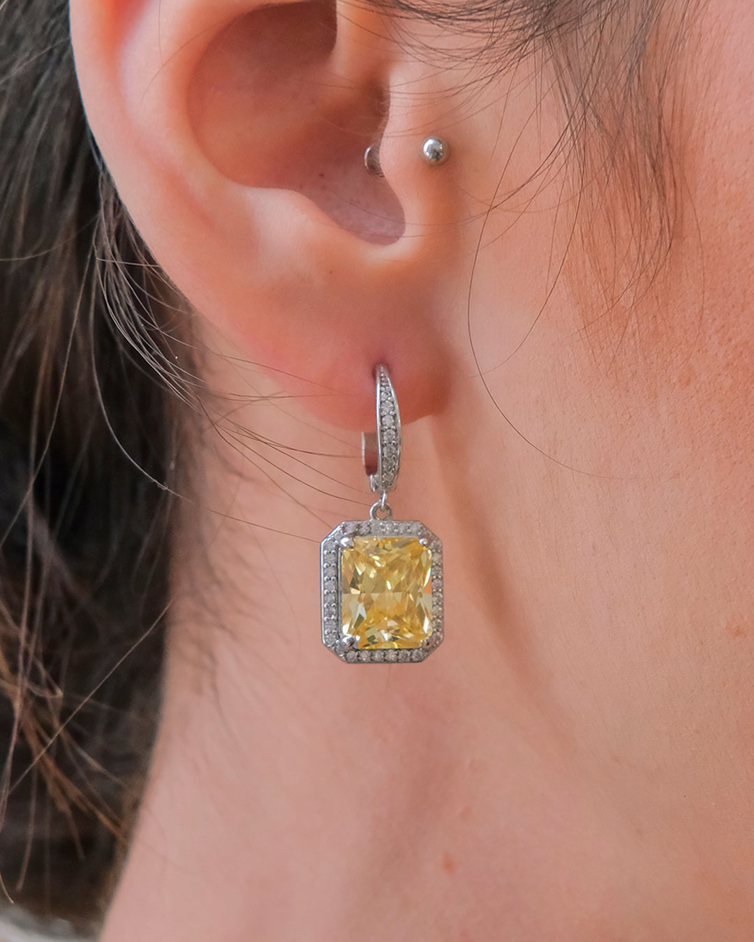 Silberne Creolen mit einem hängenden gelben diamantfarbenen Stein