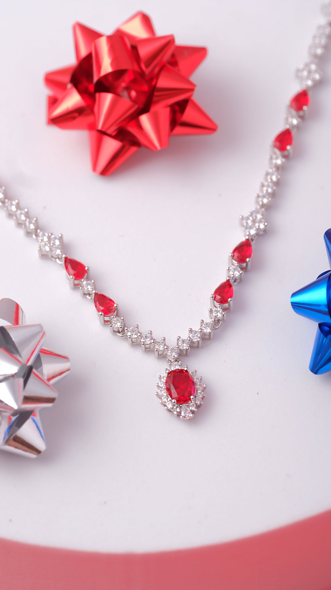 Gargantilla con roseta central color rubi