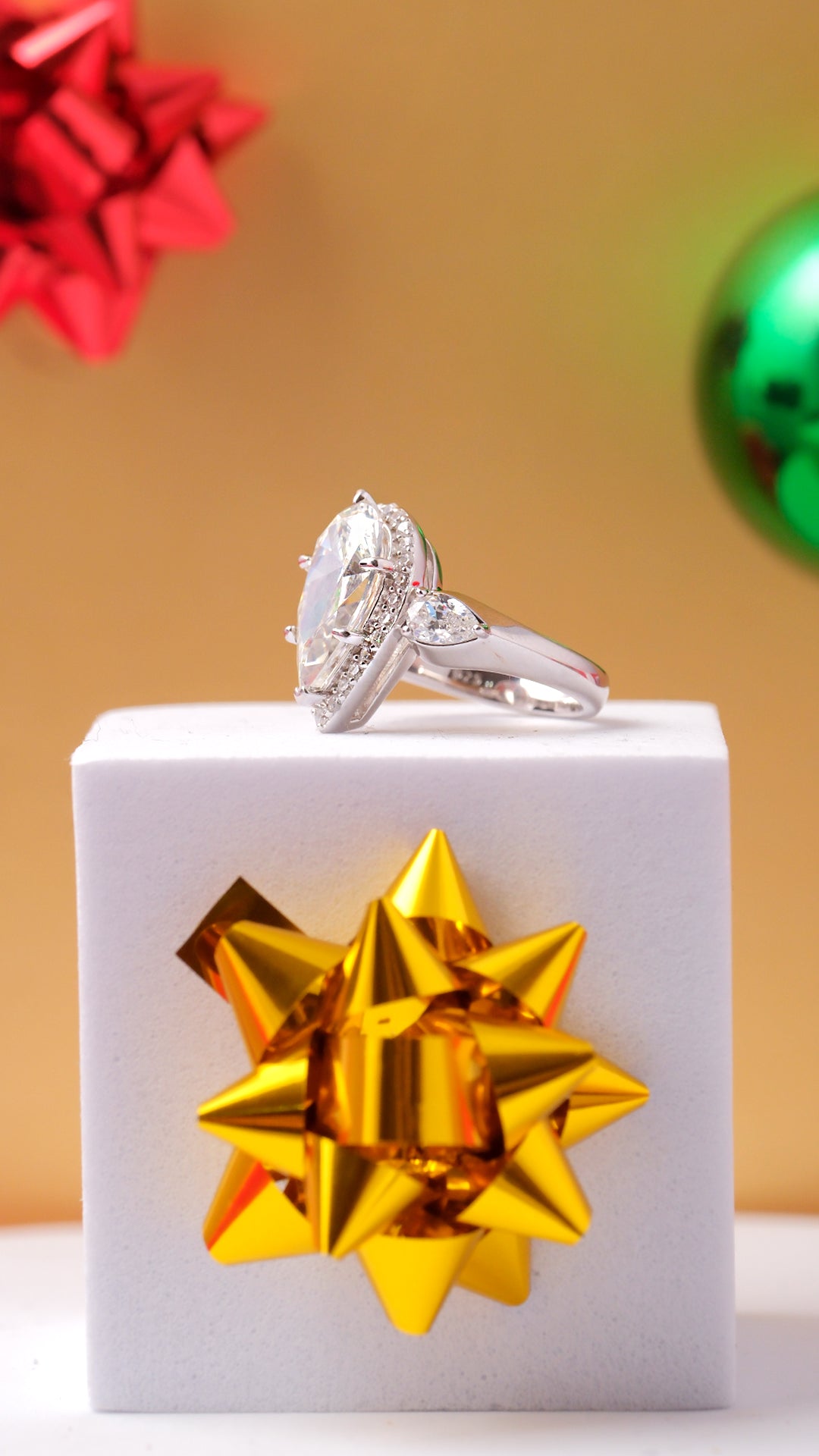 Pear-shaped center ring with border around it