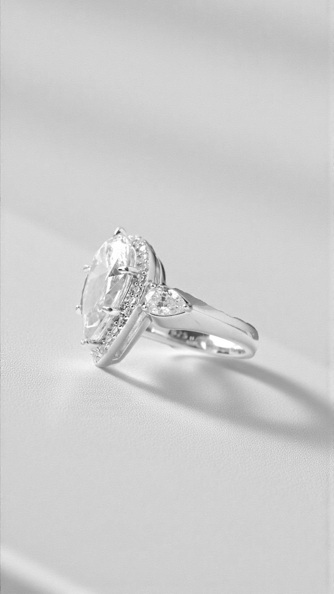 Pear-shaped center ring with border around it