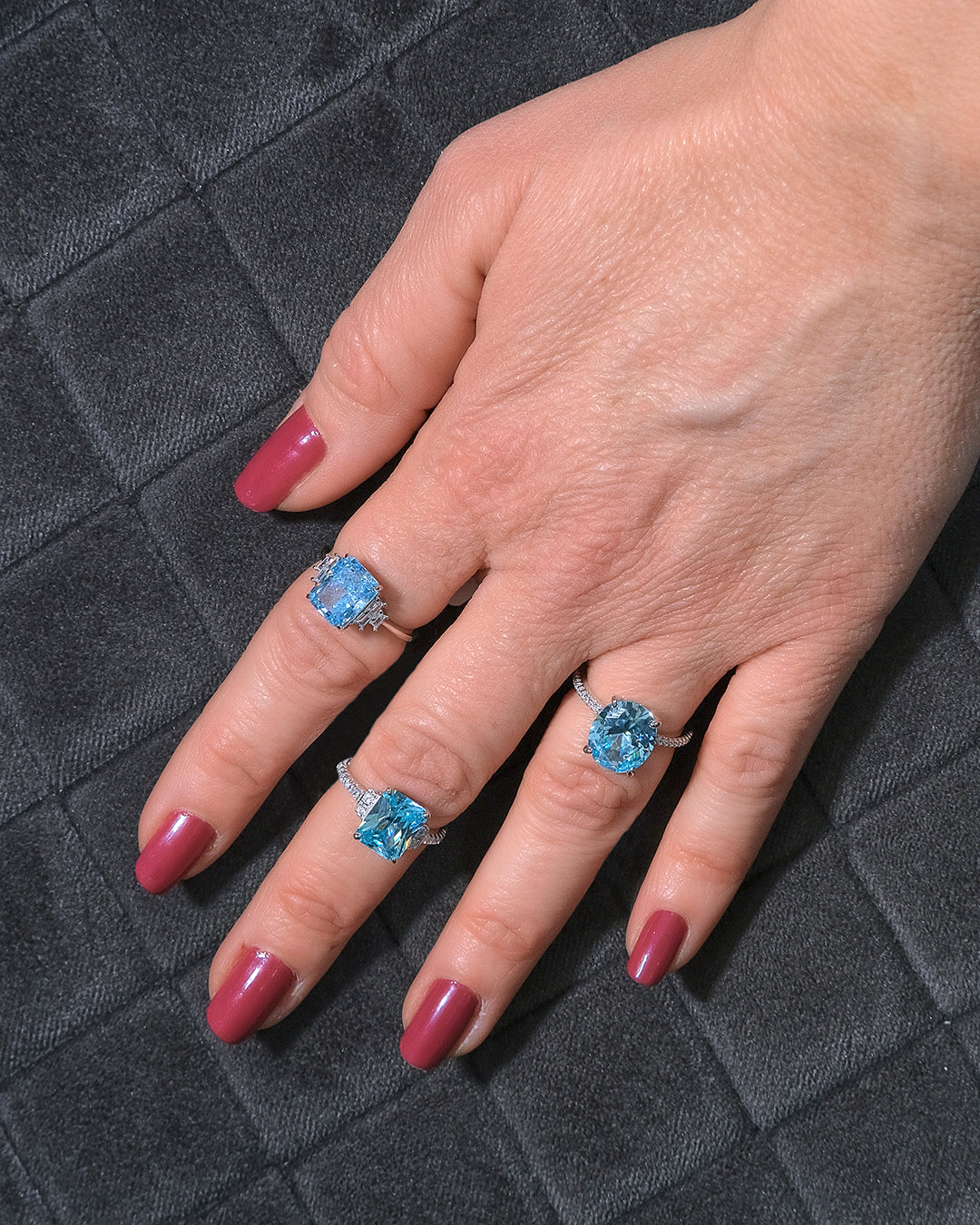 Anillo con piedra color aguamarina talla cojín