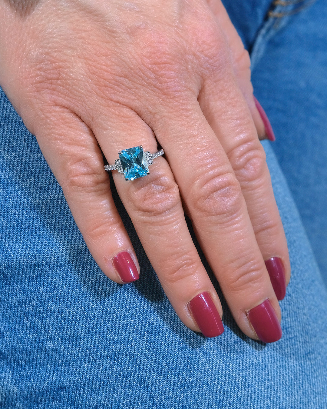Ring with emerald-cut aquamarine stone