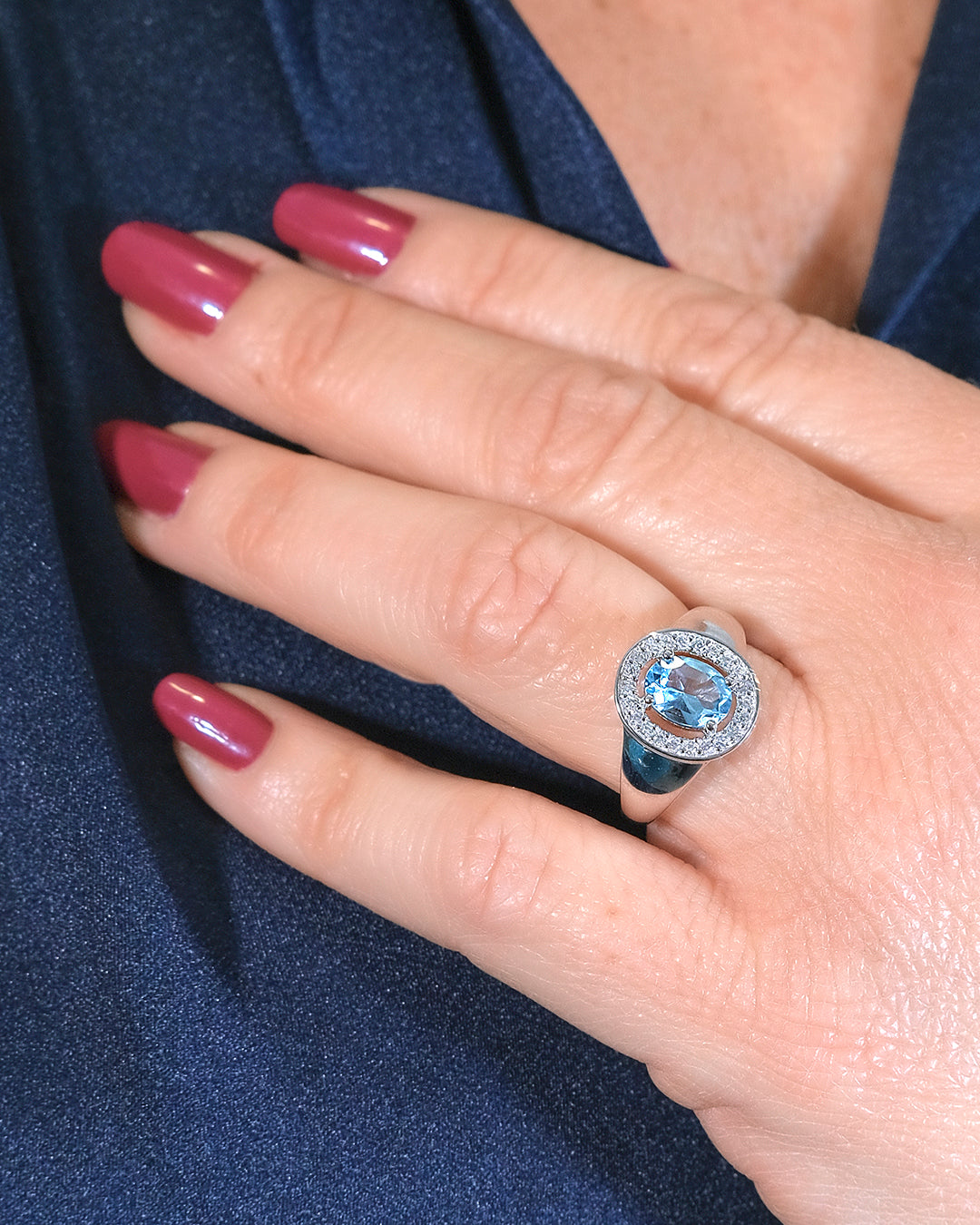 Ring with central oval-cut aquamarine