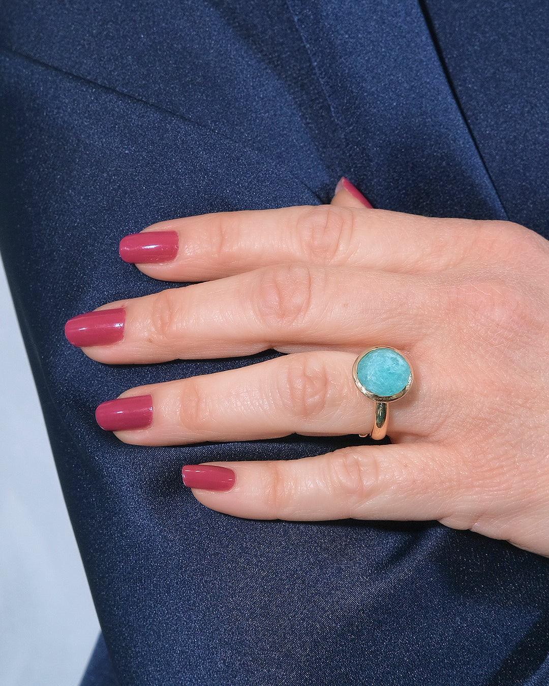 Anillo con piedra calcedonia facetada