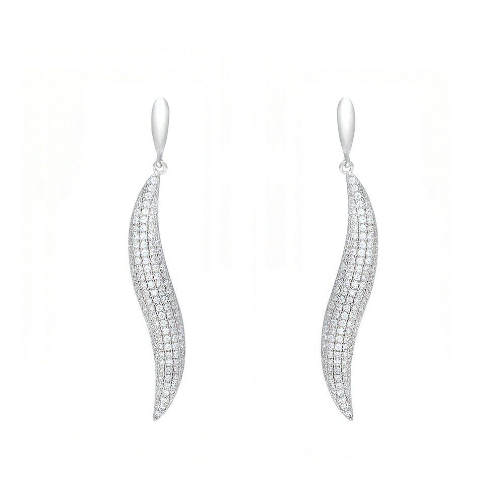 Pendientes largos con cuajado de circonitas