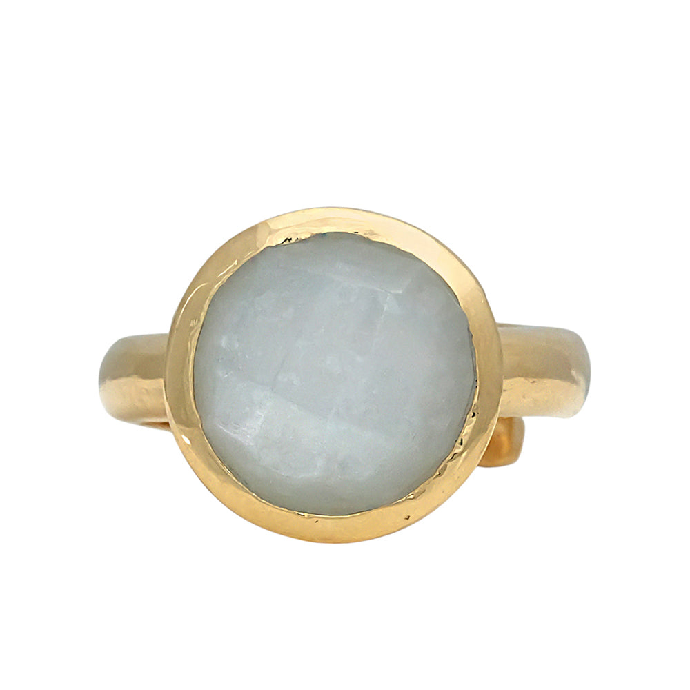 Anillo en plata con baño de oro con piedra calcedonia facetada, ajustable