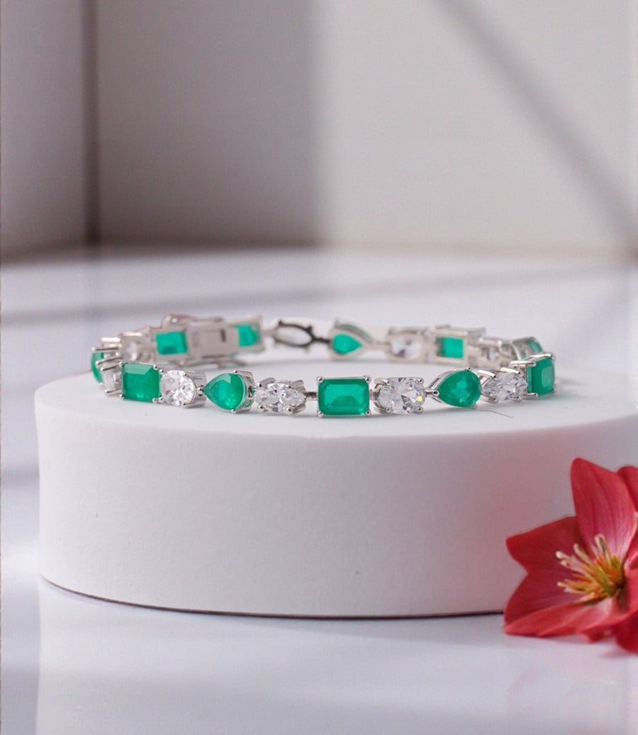 Bracelet with emerald-colored cubic zirconia