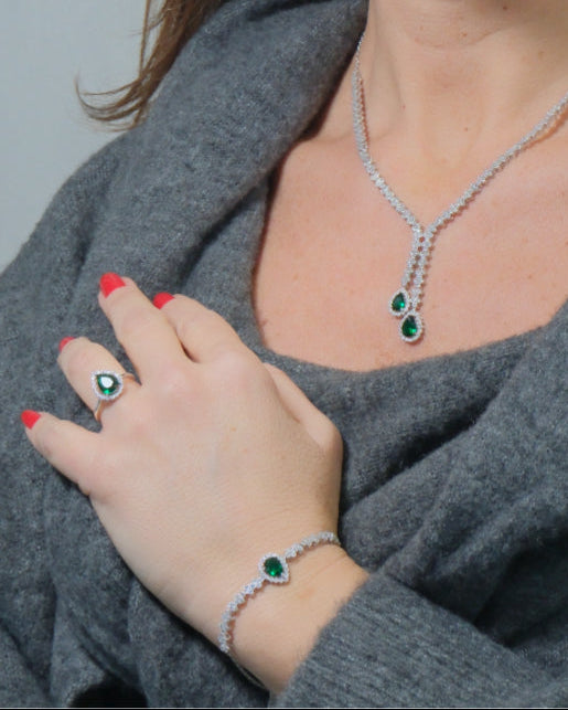 Anillo con centro color esmeralda y orla alrededor