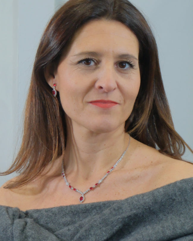 Long earrings with ruby-colored rosettes 