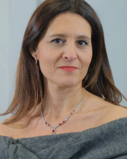 Pendientes largos con rosetas color rubi