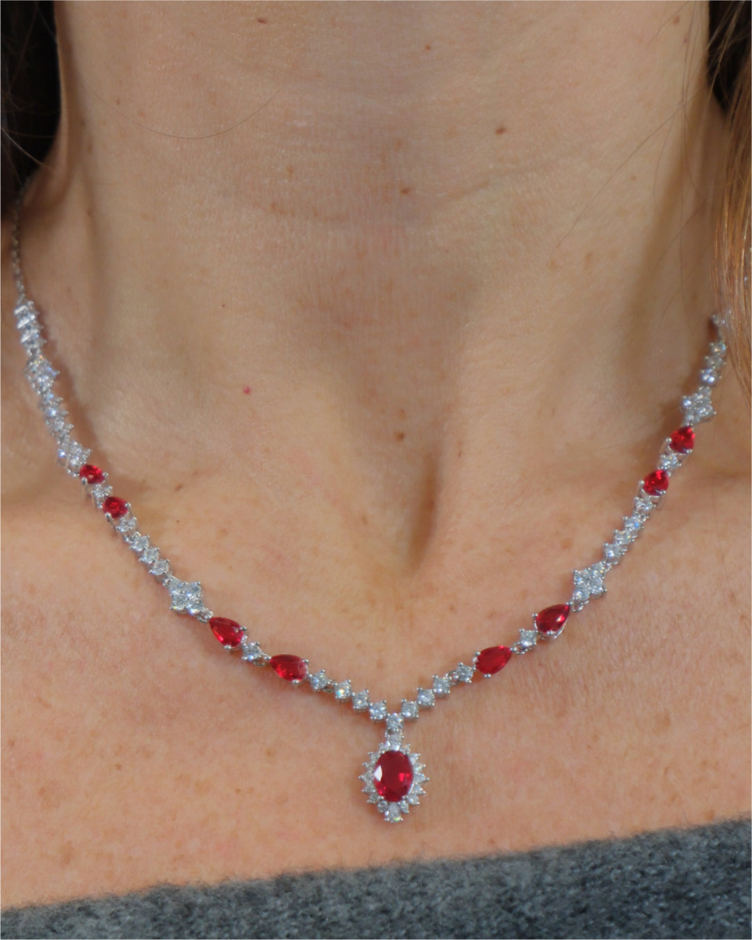 Choker with central ruby-colored rosette 