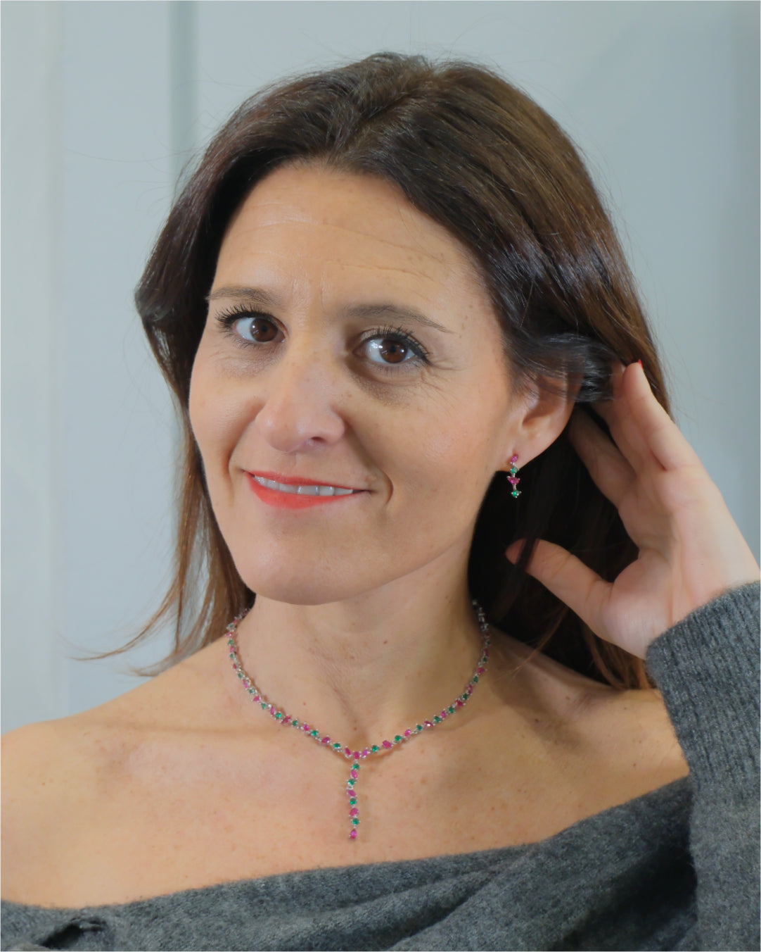 Gargantilla engastada en garras en color esmeralda y rubí