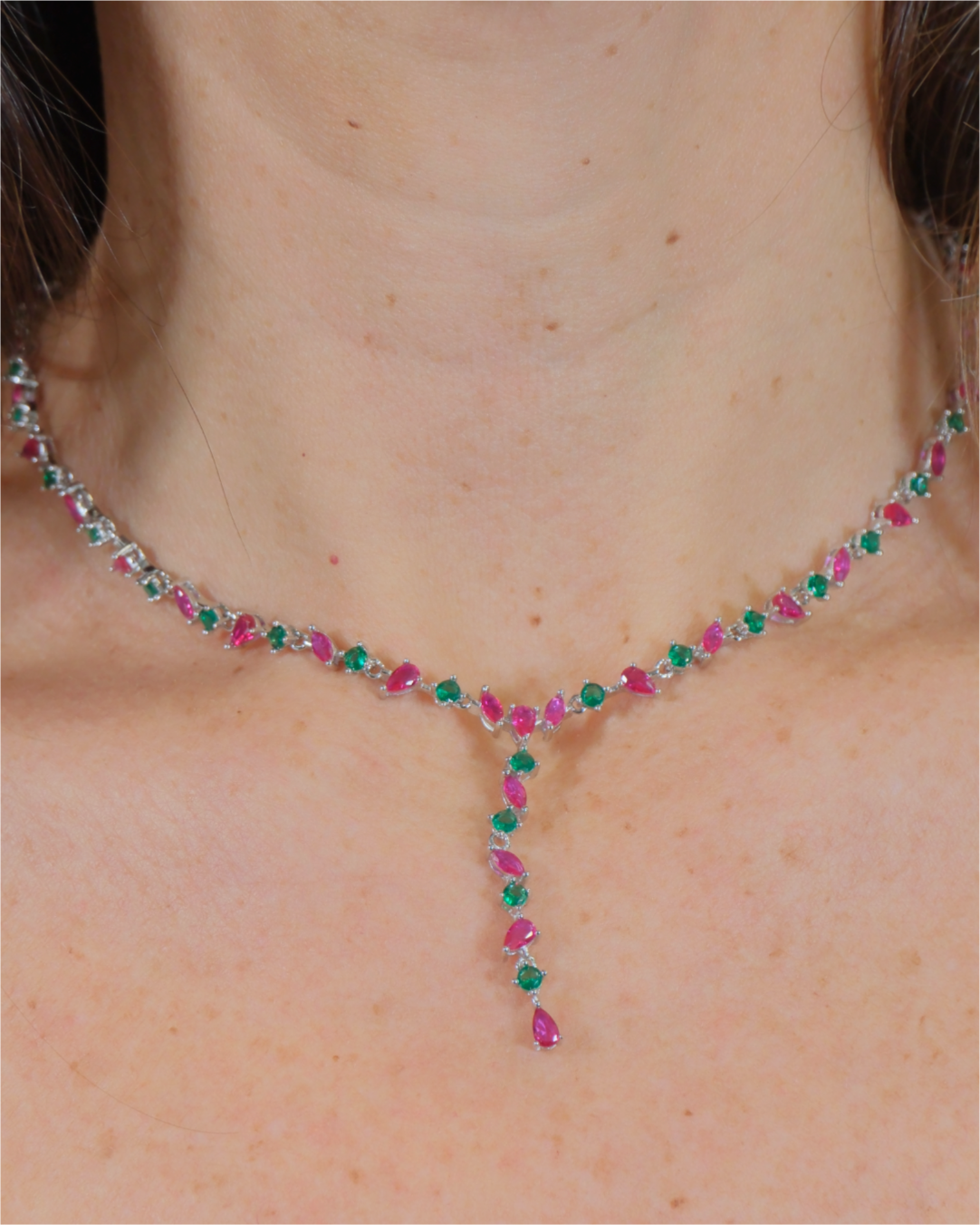 Gargantilla engastada en garras en color esmeralda y rubí