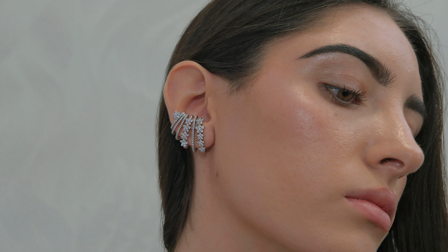 Pendientes trepadores con filas de flores con circonitas