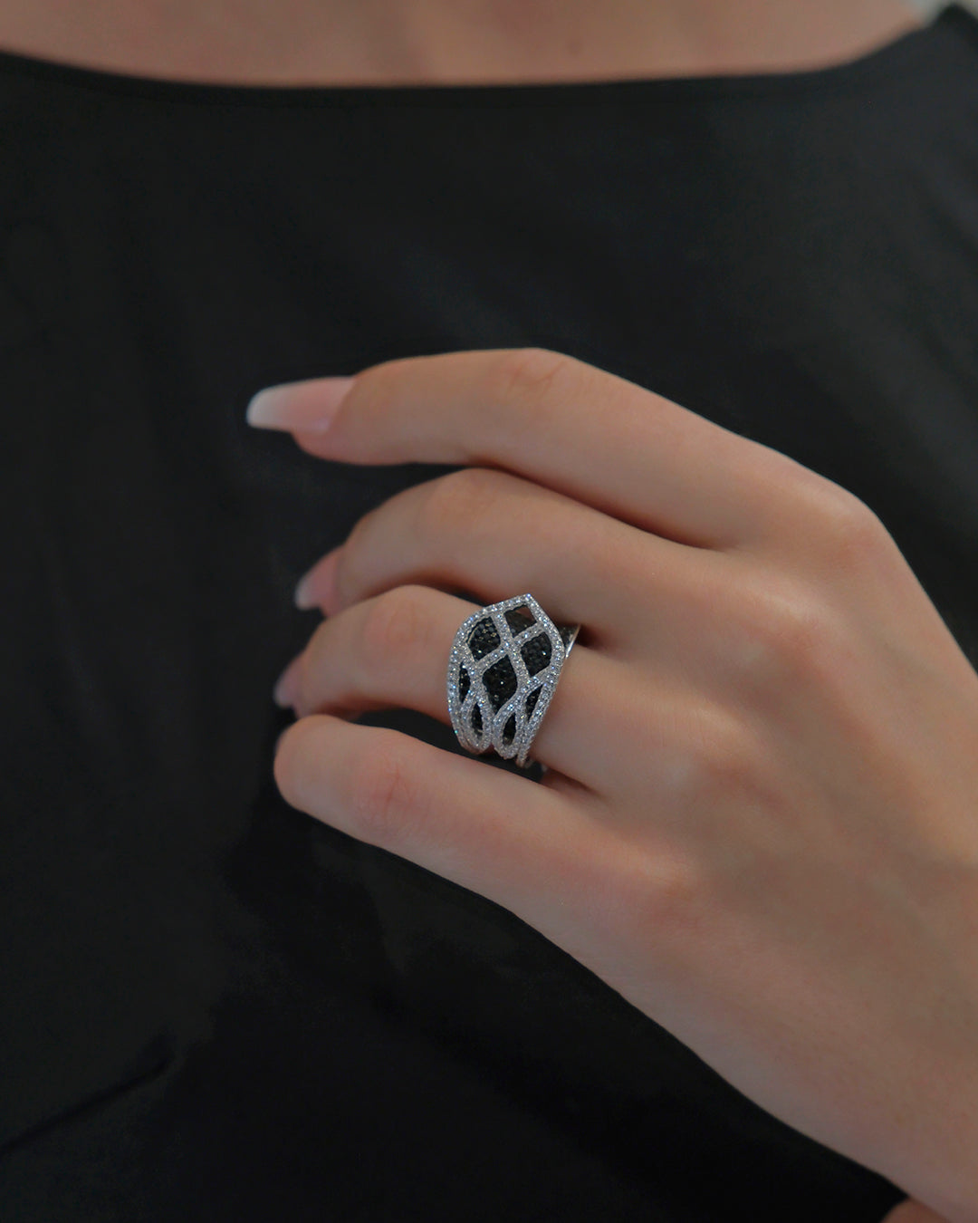 Anillo pave circonitas negras