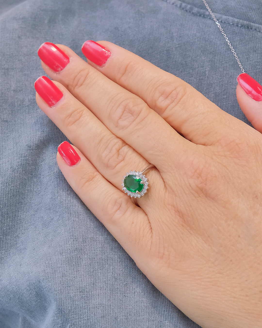 Anillo roseta central color esmeralda