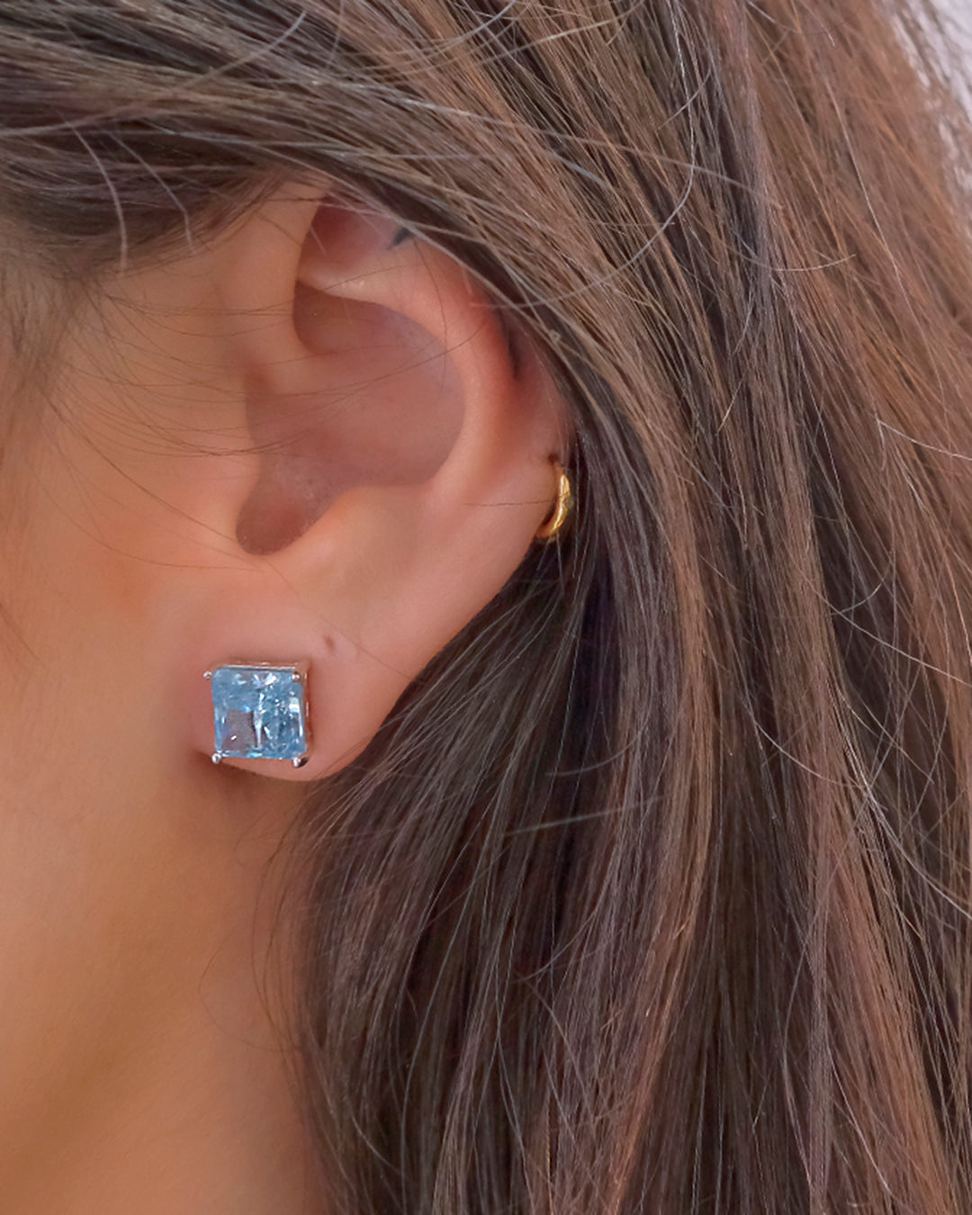 Pendientes con piedra color aguamarina en talla princesa