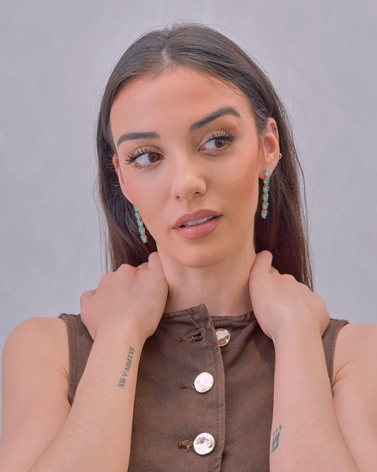 Pendientes largos en plata con 6 circonitas color esmeralda