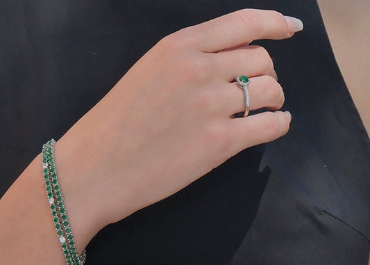 Anillo en plata orla central en color esmeralda