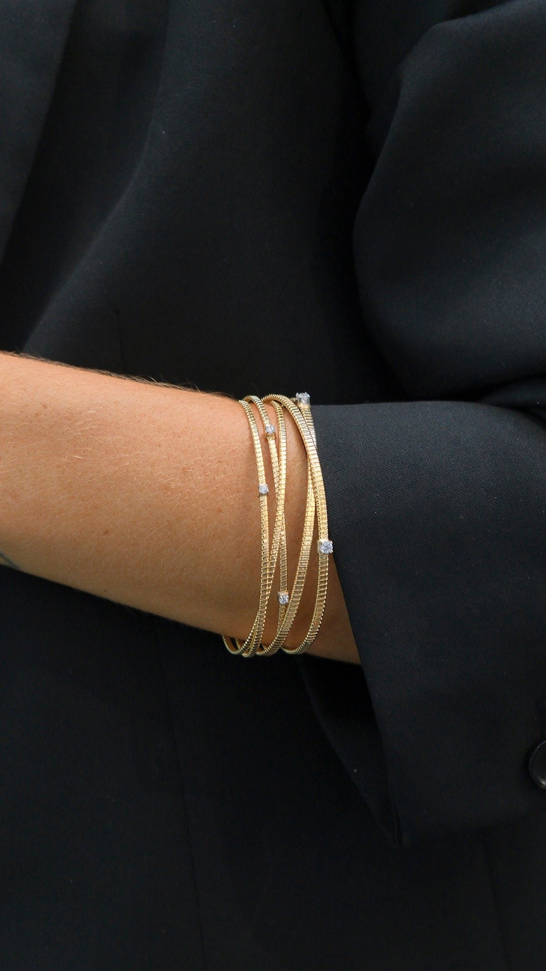 Pulsera brazalete con circonitas en baño de oro ideal para eventos
