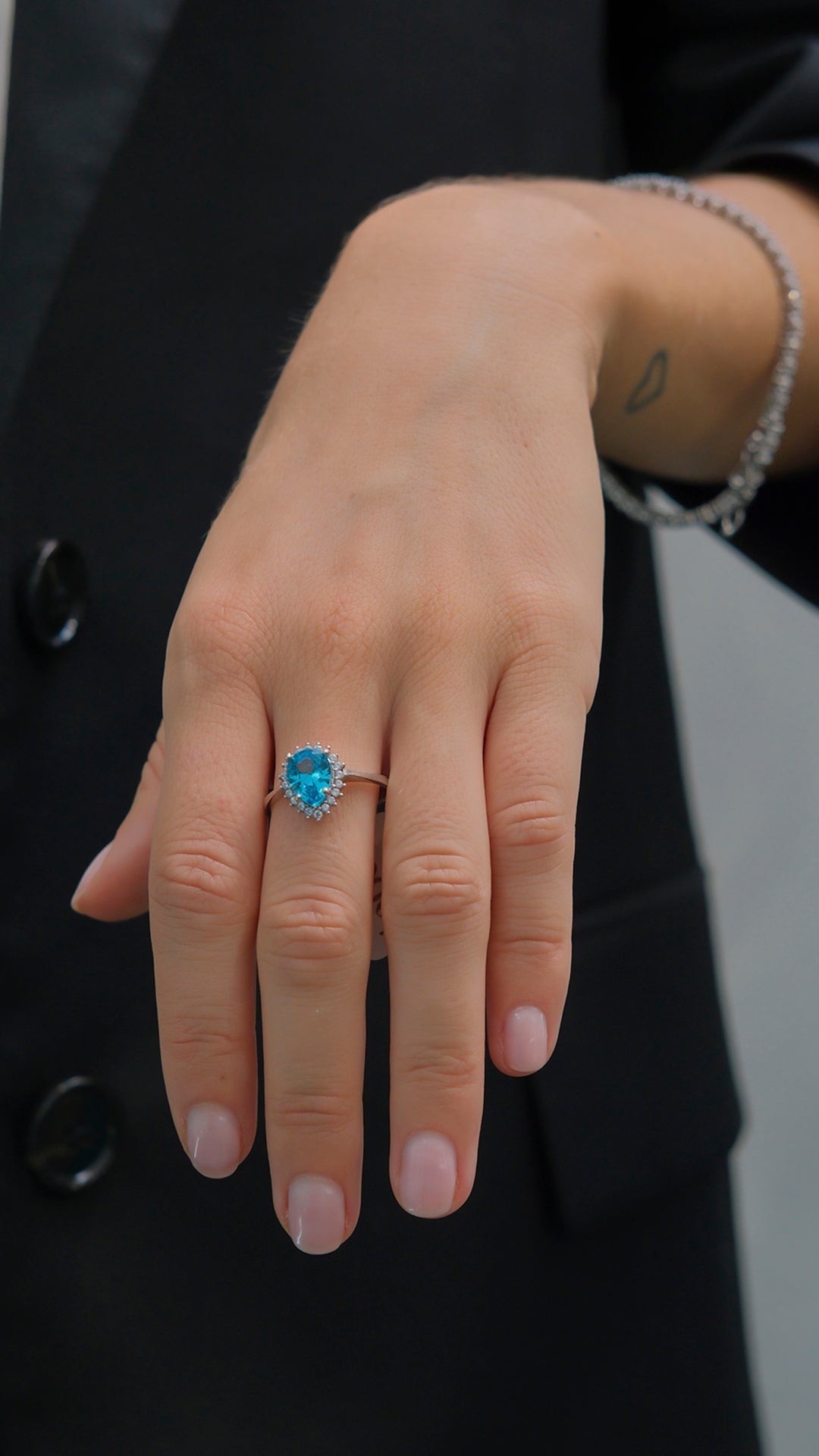 Anillo en plata con orla de circonitas y central en color talla pera