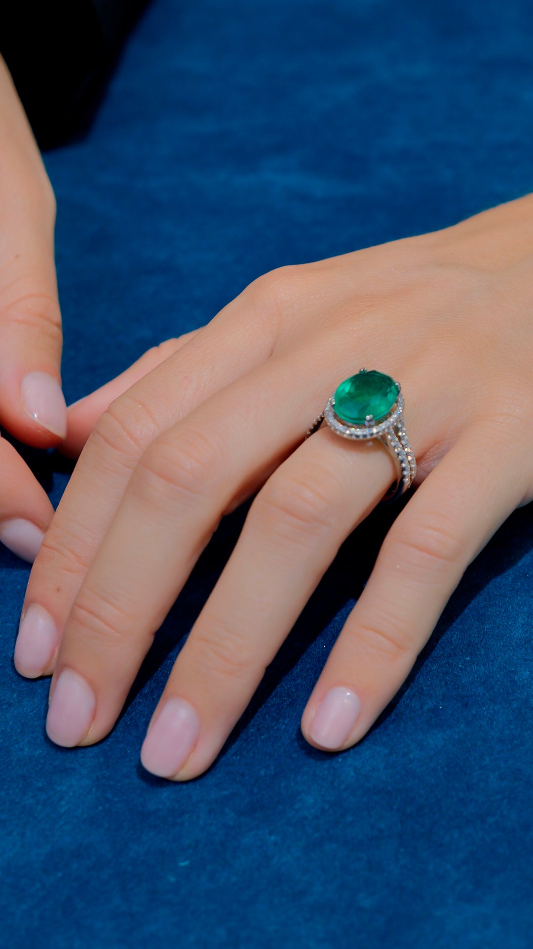 Anillo centro color esmeralda oval