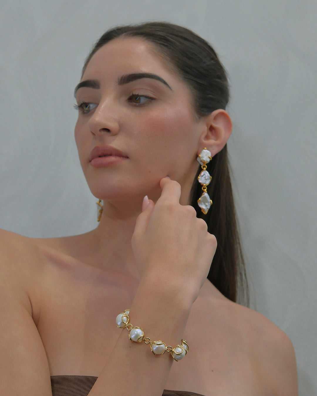Long gold-plated earrings with 3 baroque pearls