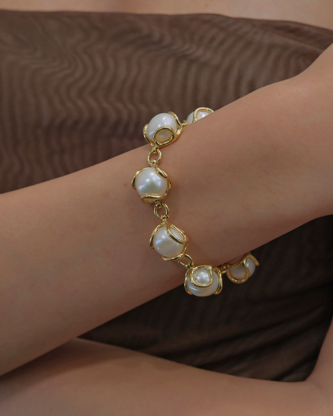 Gold-plated bracelet with 8 large cultured pearls