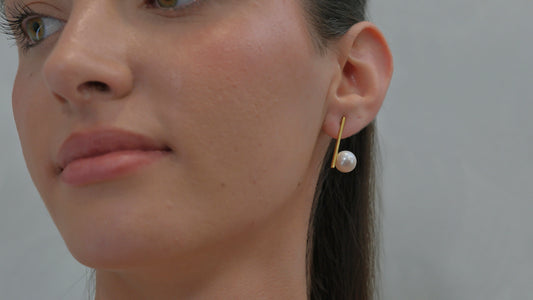 Pendientes largos barra fina con perla cultivada colgando