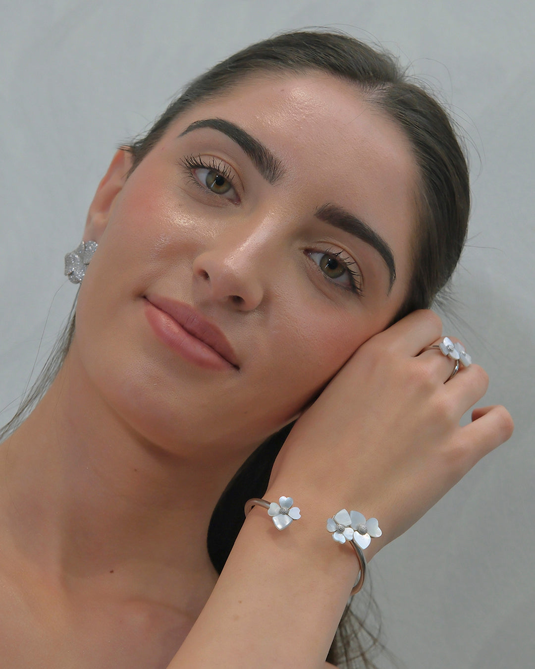 Pulsera rígida en plata flores nácar