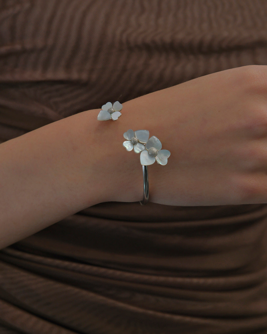 Pulsera rígida en plata flores nácar