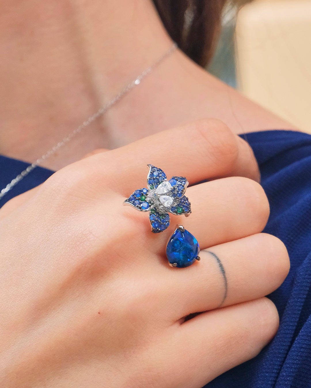 Anillo flor con opalina y circonitas zafiro en plata