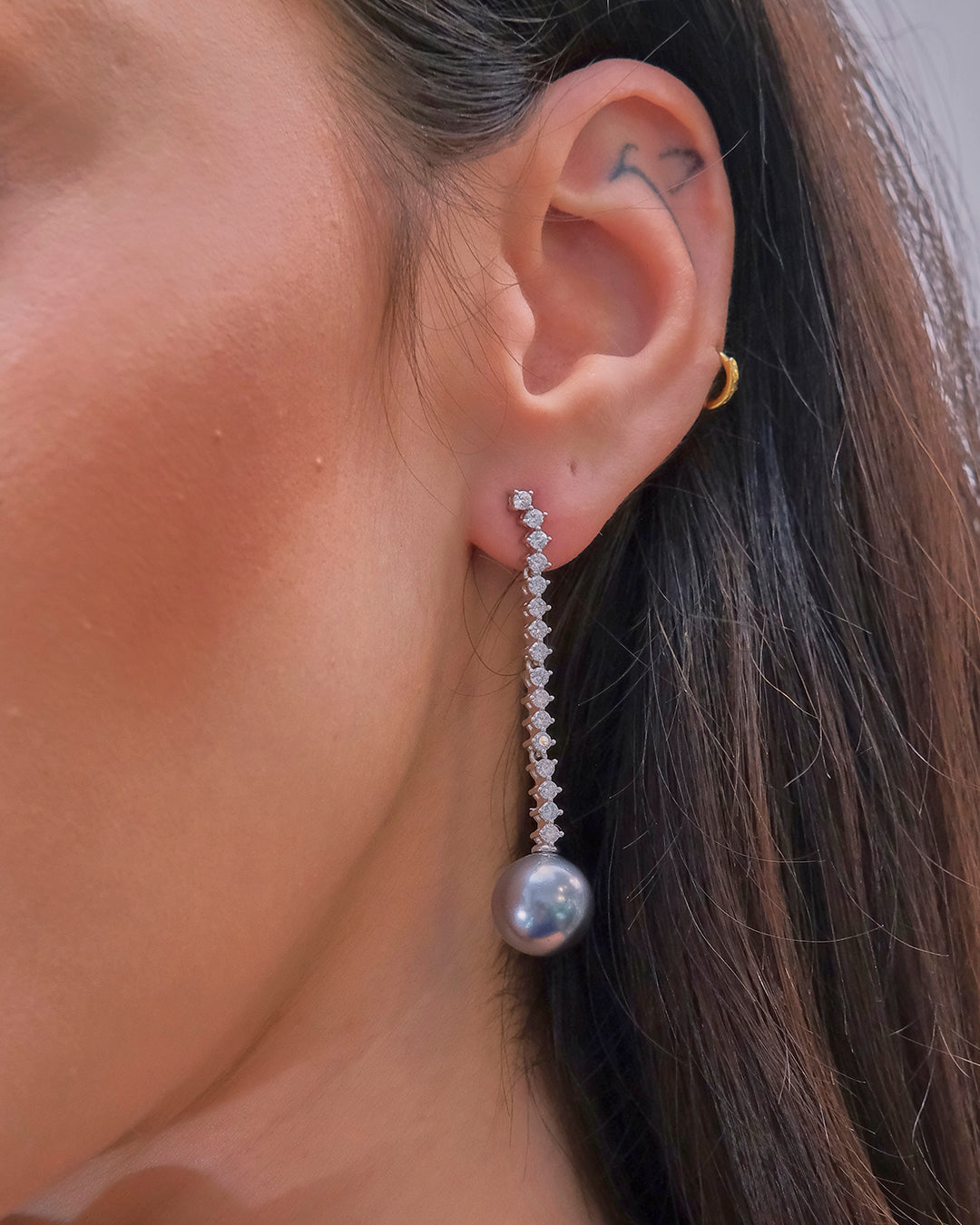 Pendientes largos con perla gris