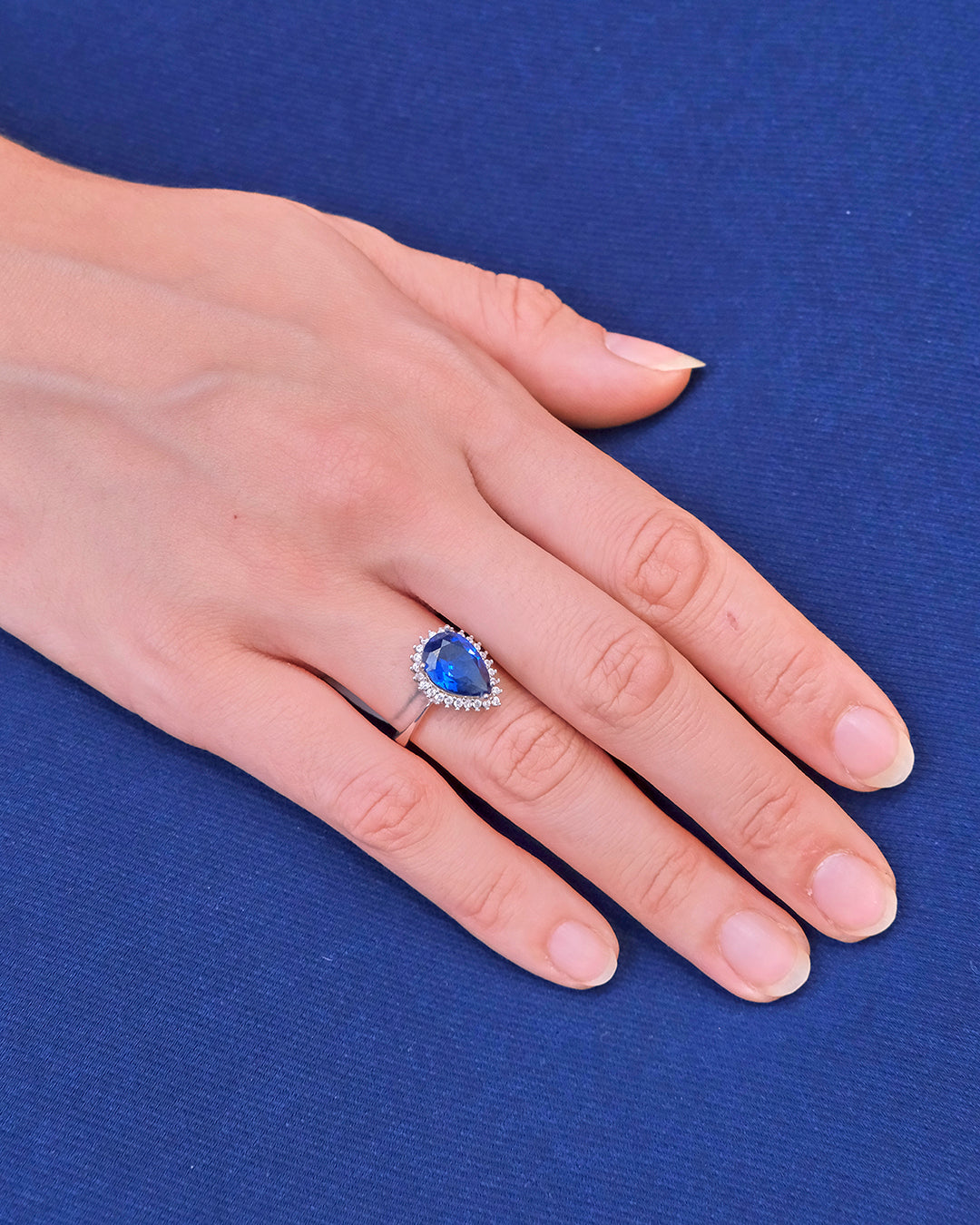 Anillo con central talla pera color zafiro