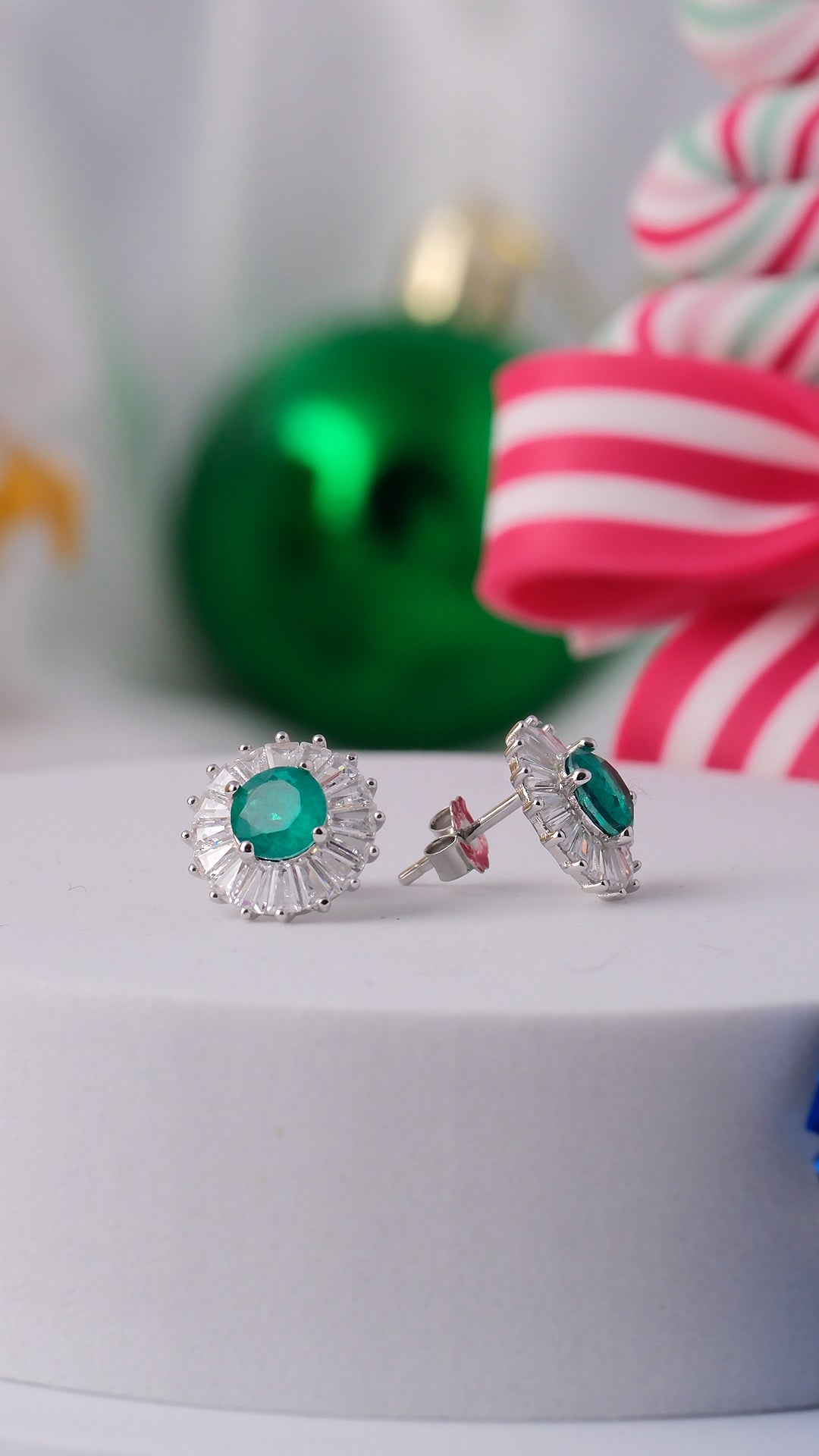 Pendientes redondos en roseta en esmeralda