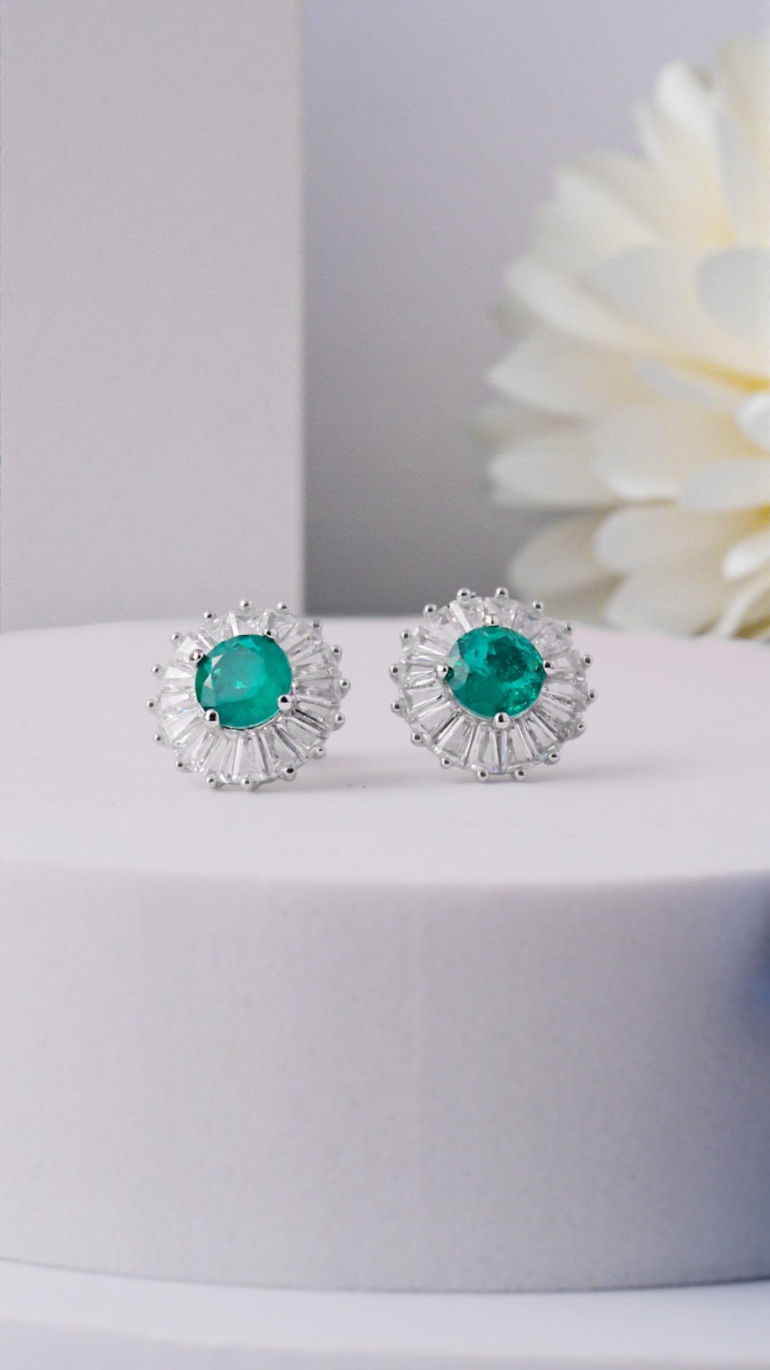 Runde Rosettenohrringe in Smaragdgrün 