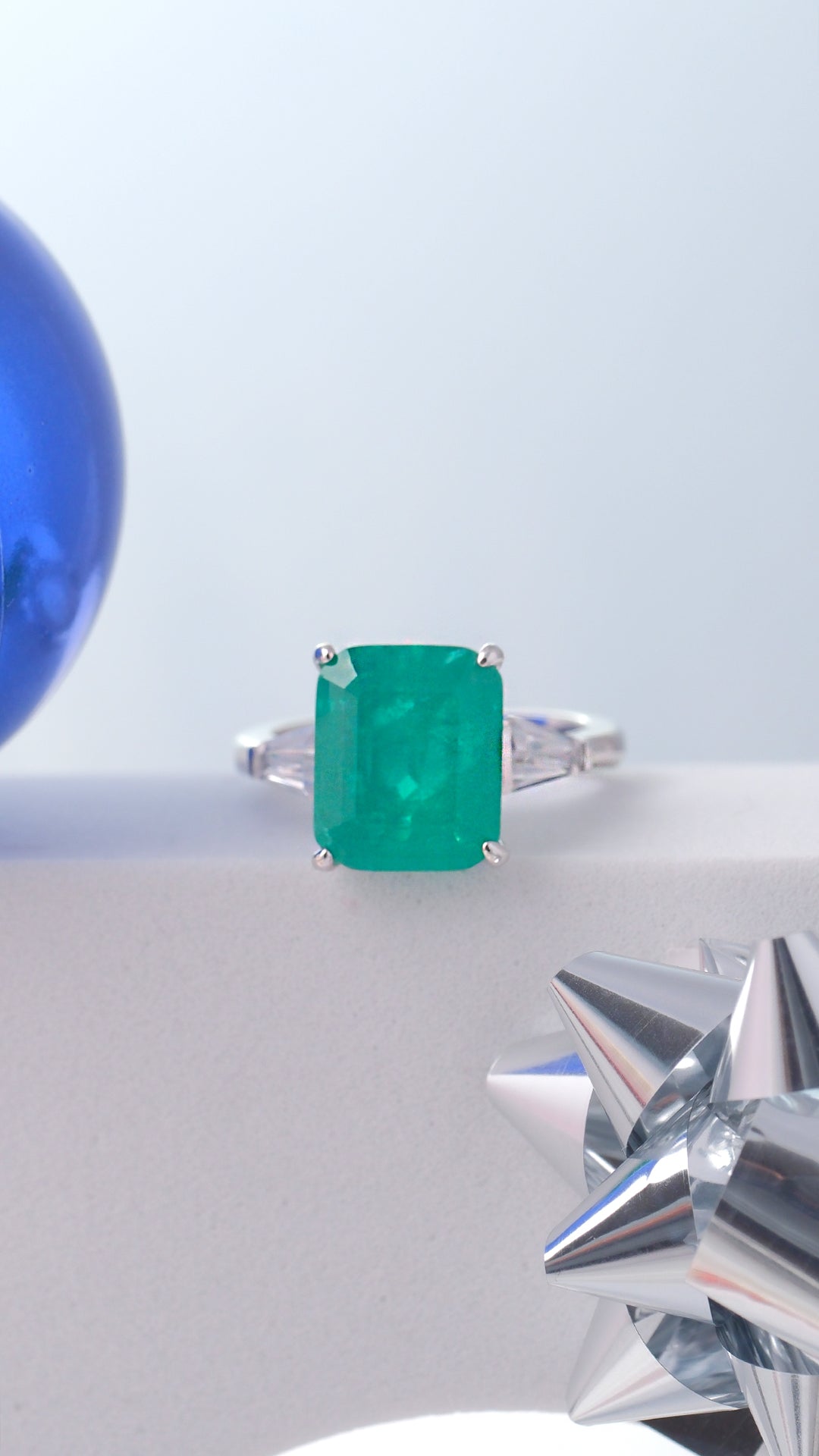 Anillo centro color esmeralda