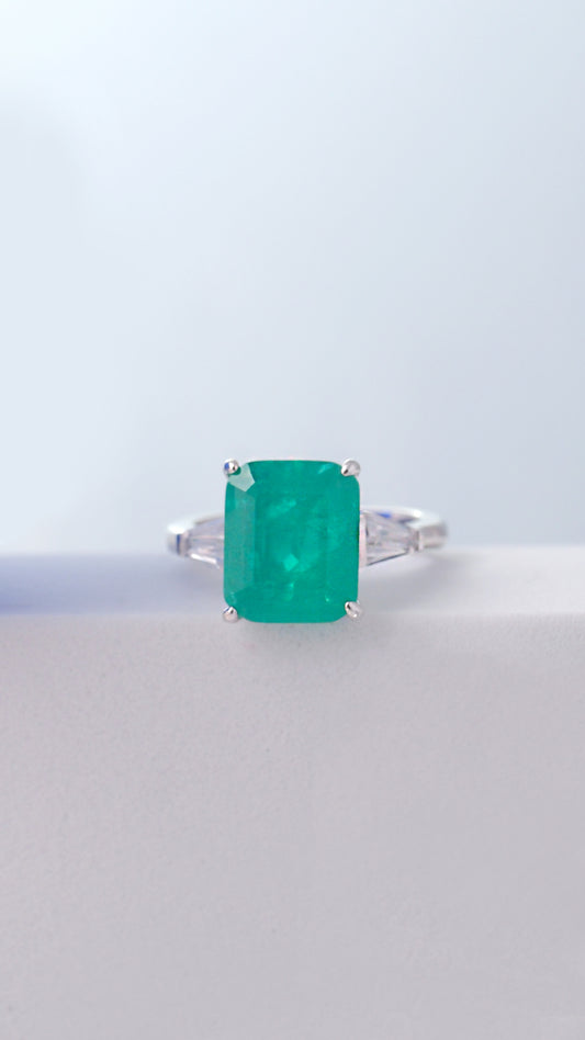 Anillo centro color esmeralda